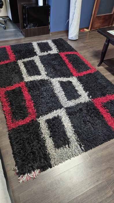 Килим шаги черно и червено