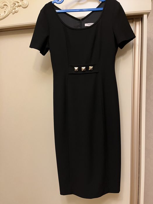 Платье черное с вставкой на поясе