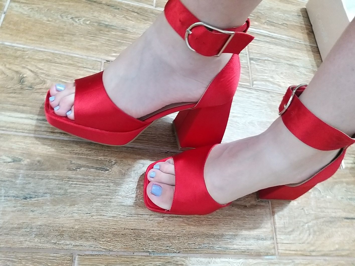 Sandale rosii noi