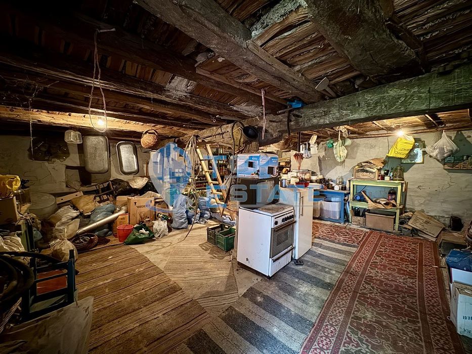 Къща с кладенец и голям двор в село Сушица, област Велико Търново