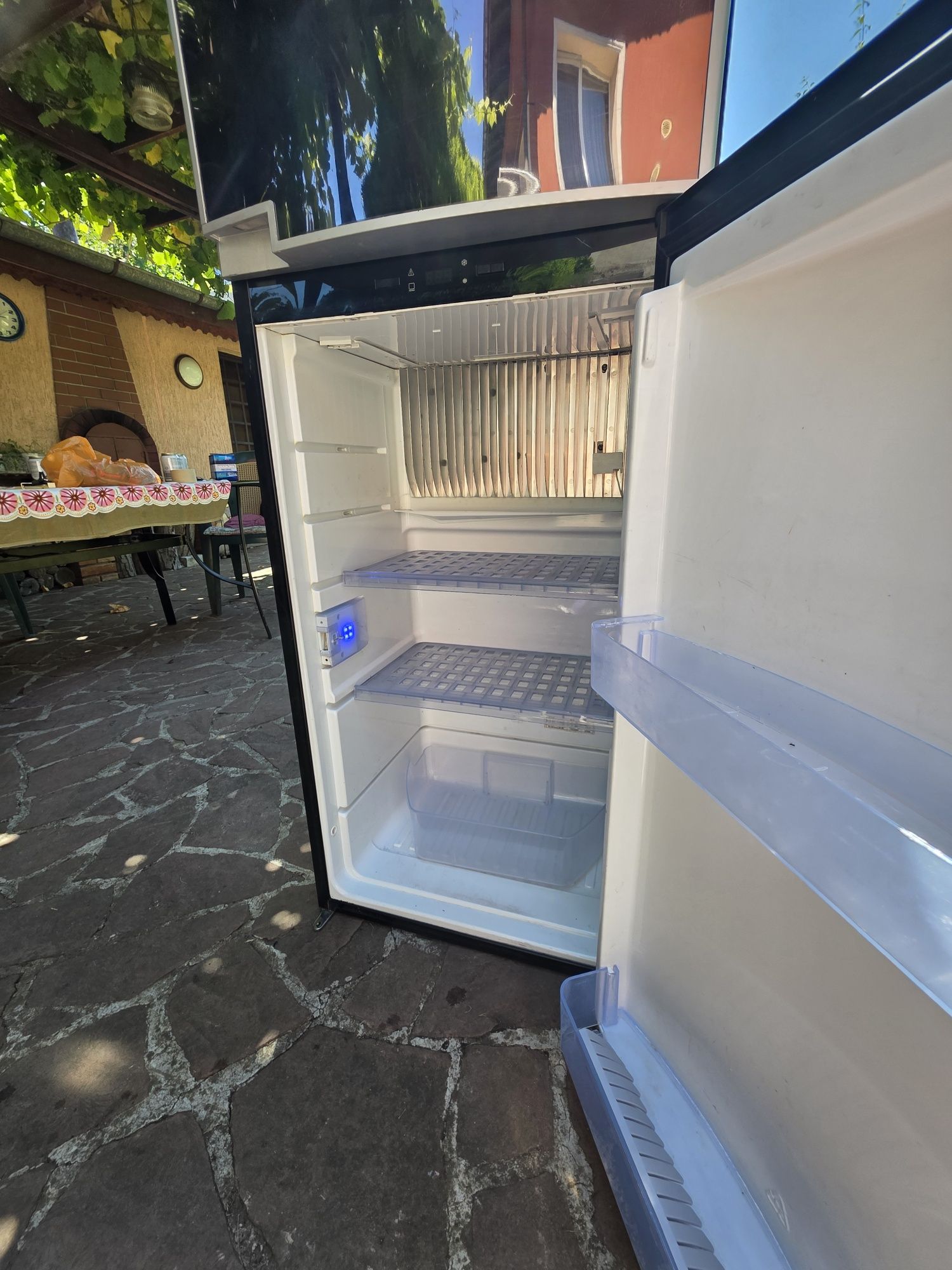 Продавам хладилник Dometic 8505