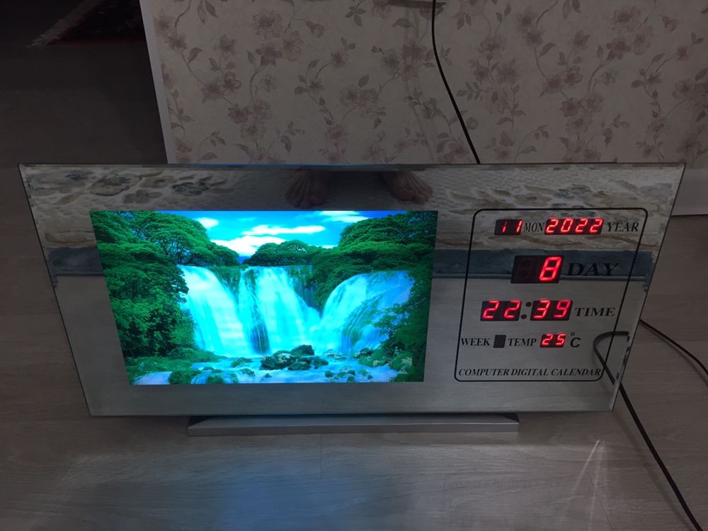 Электронный часы с водопадом настенной
