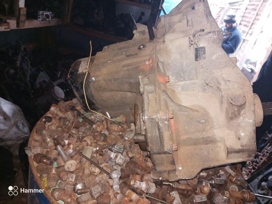 Продавам ръчна скоростна кутия за Рено clio 2 1,2 бензи