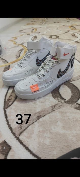 Adidași de vânzare