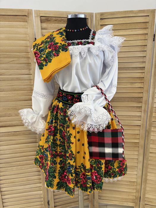 Costum popular/traditional pentru femei de Maramures complet