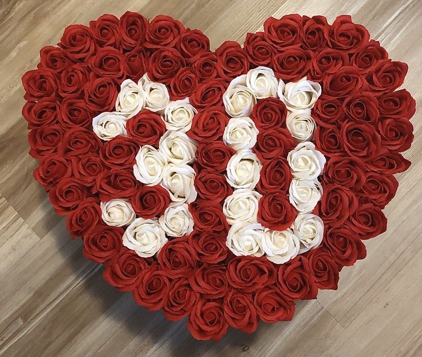 Cutie in forma de inima cu varsta din trandafiri de sapun la comanda