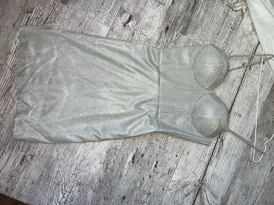 Брокатена рокля Пембе Кенан