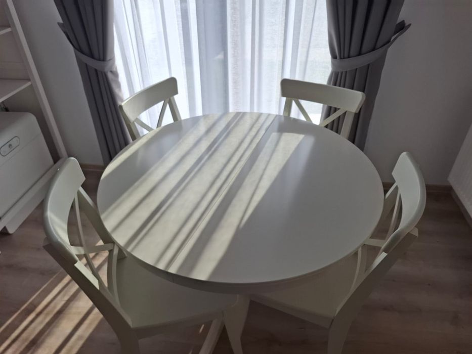 Masă de living rotundă extensibilă + 4 scaune – solidă