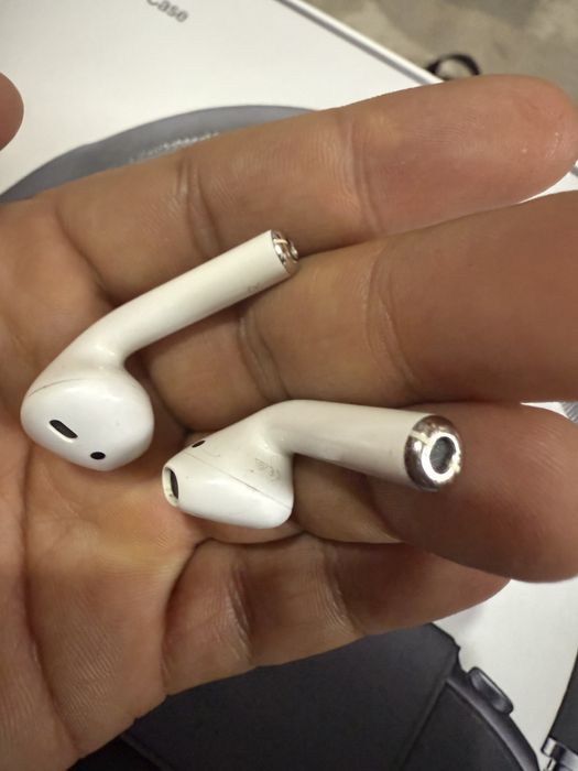 Продам наушники левый ухо и правый ухо от airpods 2