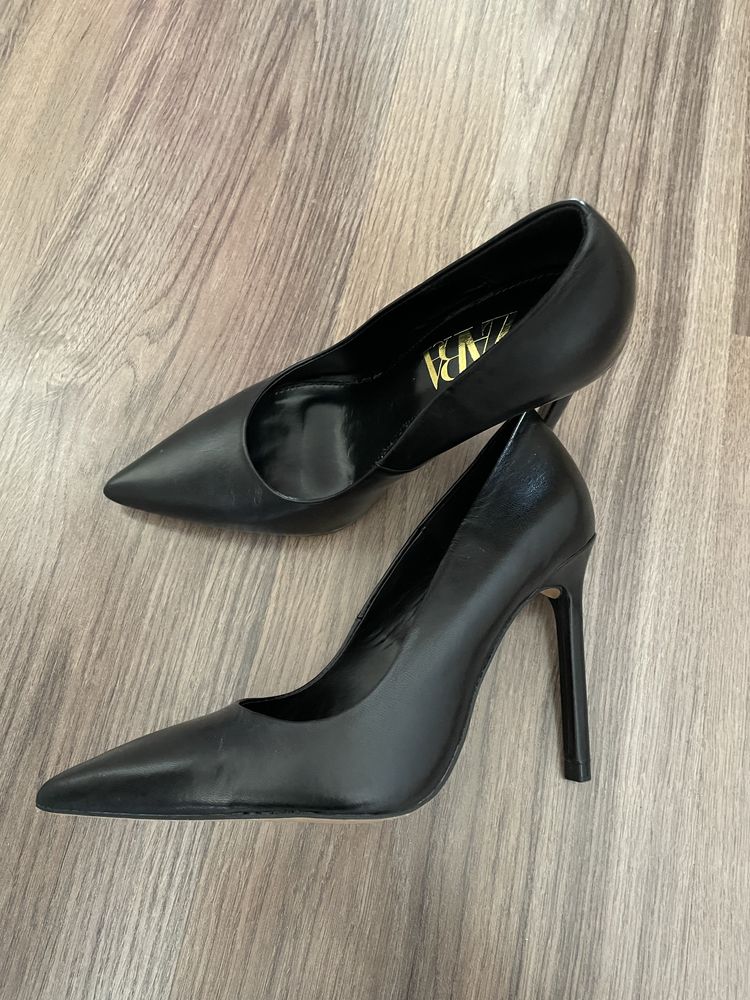 Дамски черни обувки на ток ZARA