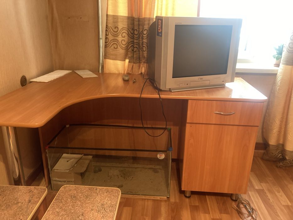 Продам компьютерный стол в хорошем состоянии