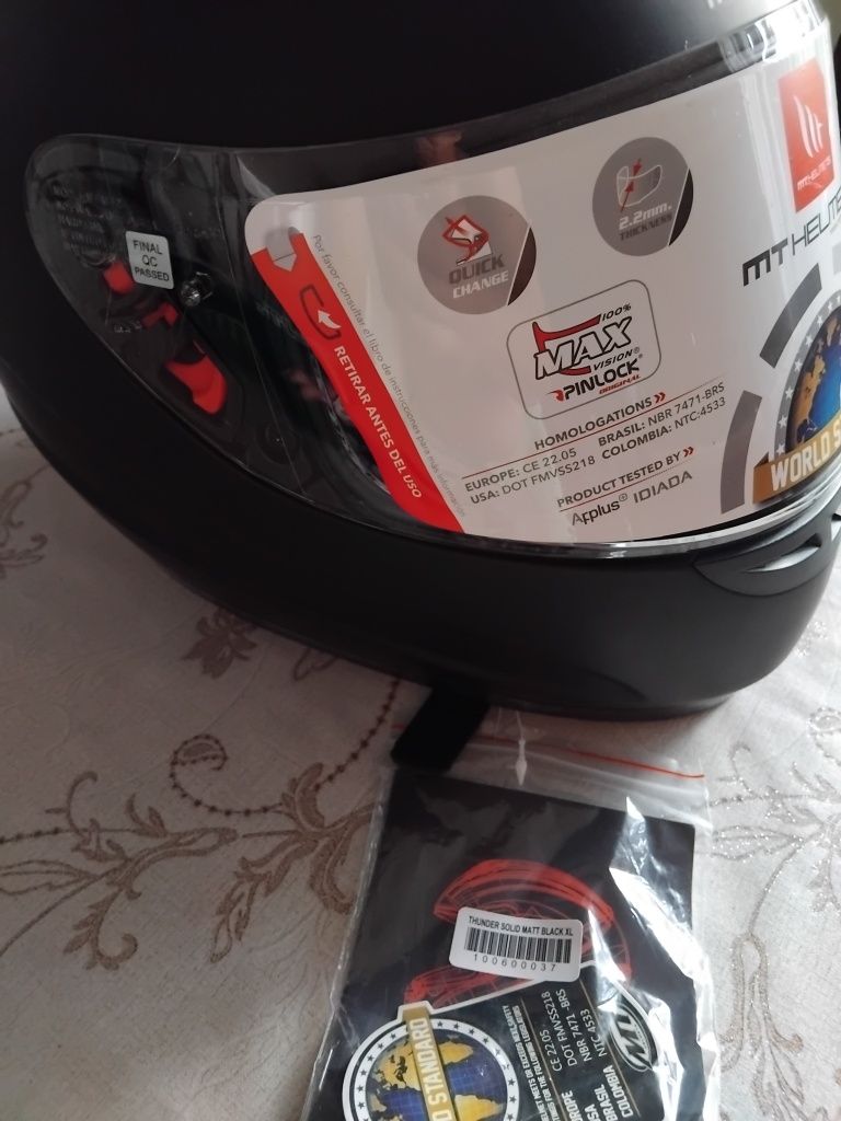 Продавам мотоциклетна каска, каска за мотор MT Helmets модел Thunder 3