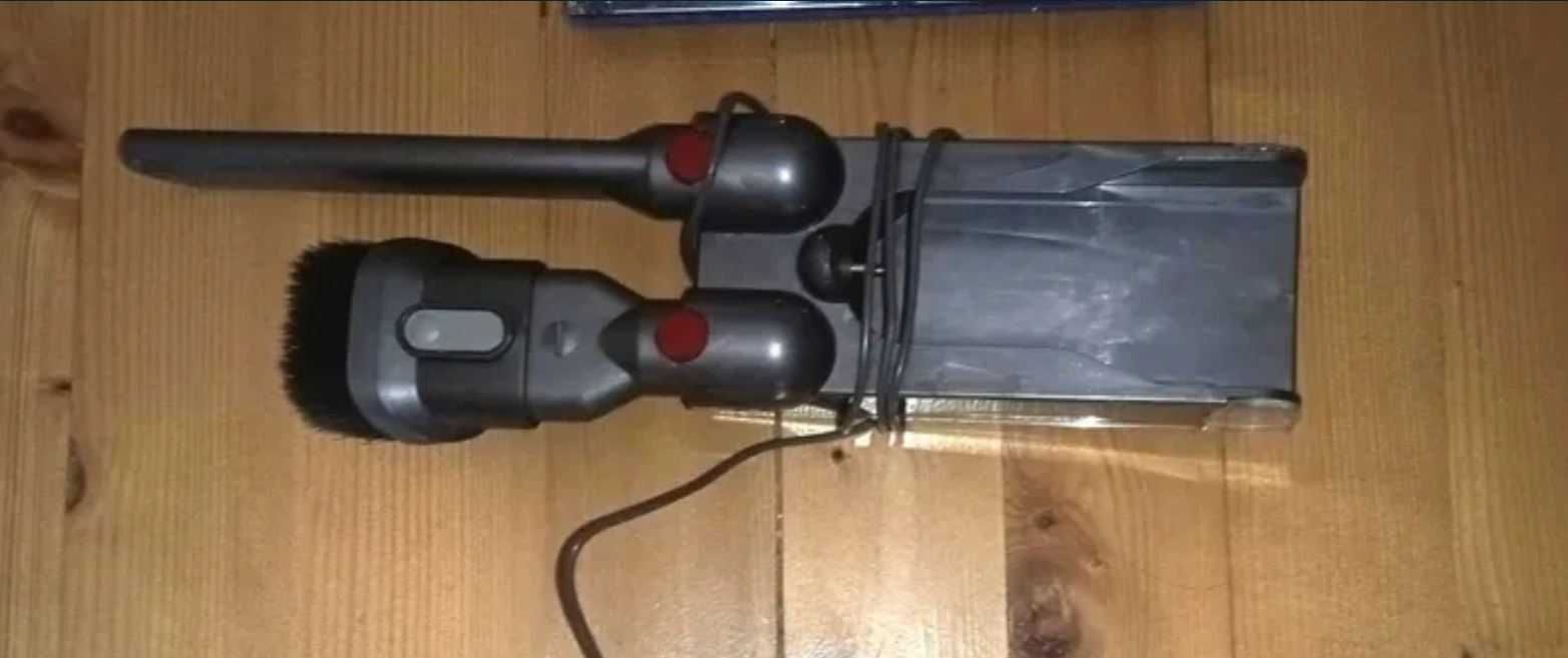 Продавам добра Dyson V10 прахосмукачка с отлична батерия и представки