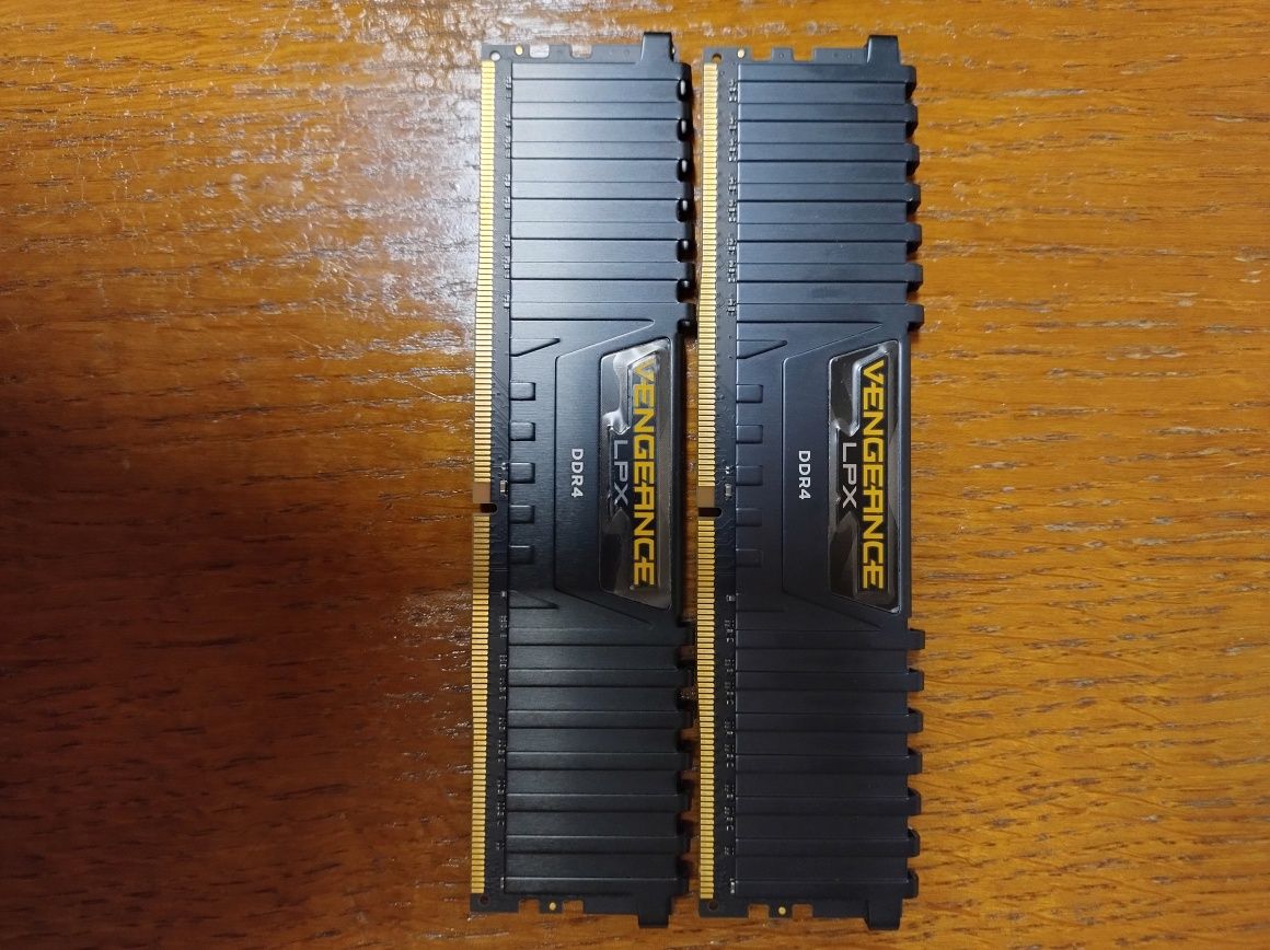 Corsair , Hyperx fury DDR 4 CL 16