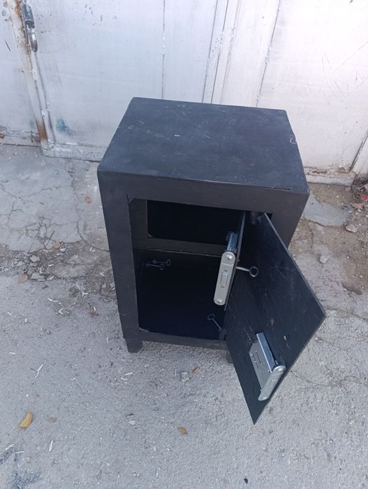 Продается сейф отличный