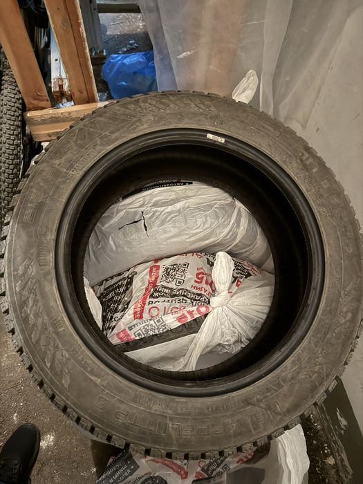 Продаются шины Nokian Hakkapeliitta 9 215/55 R17 98T c шипами.