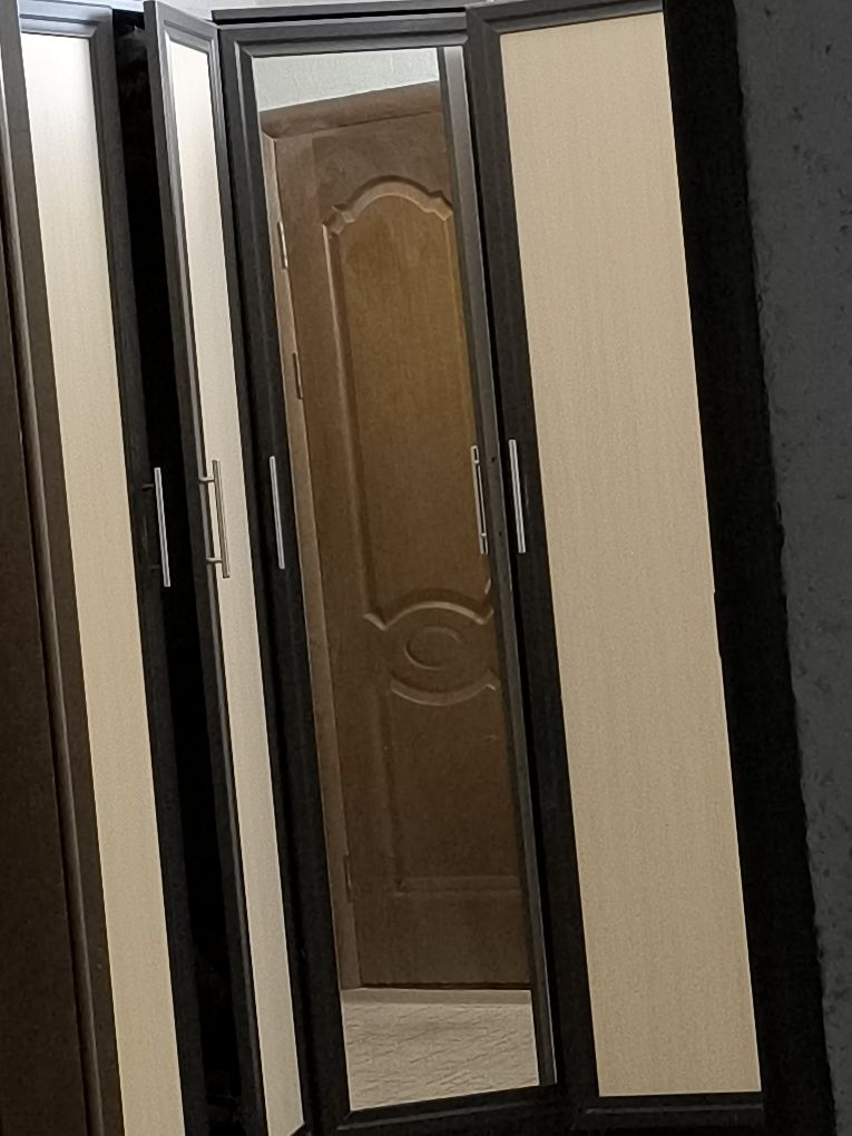 угловой шкаф  подойдёт и в спальню и в прихожую