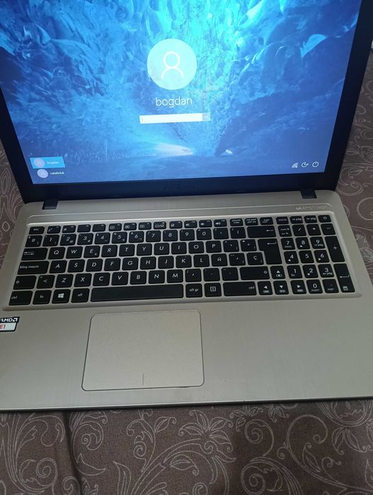 Vând laptop Asus QWCB335,procesor i3,memorie RAM 4GB