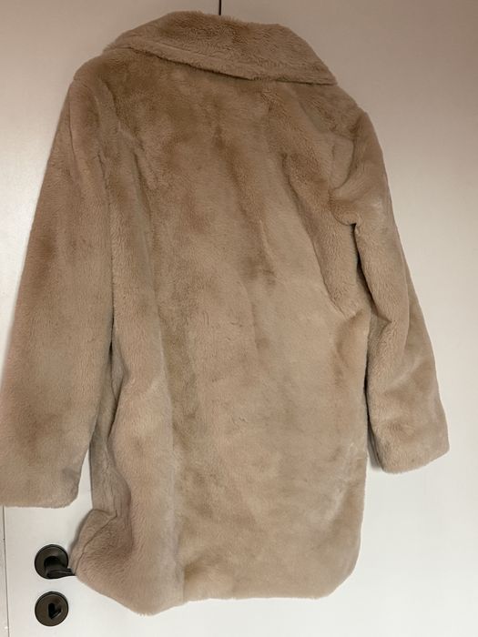 Продавам чисто ново пухкаво палто