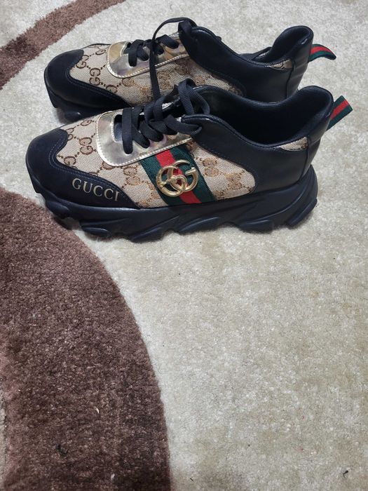 Vand adidasi stare foarte buna