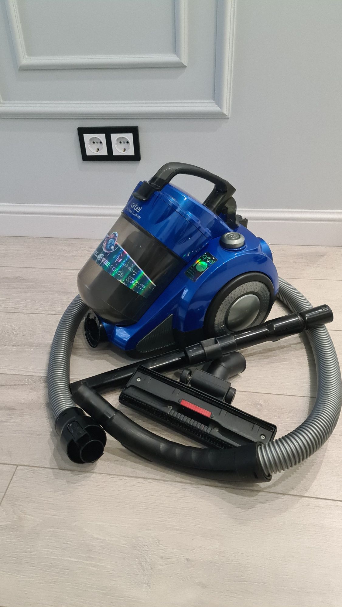 Продаётся пылесос Artel cyclone 2000w