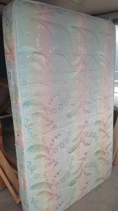 Легло от масивно дърво с размери: 112/185см + двулицев матрак