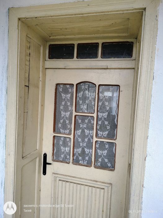 Продавам стара дограма, прозорци и врати, 30 лв, и 70 лв.