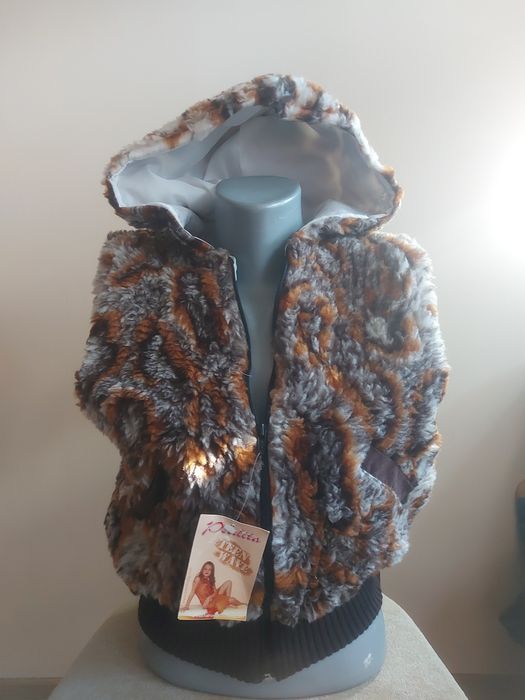 Пухкав елек с джобове и качулка