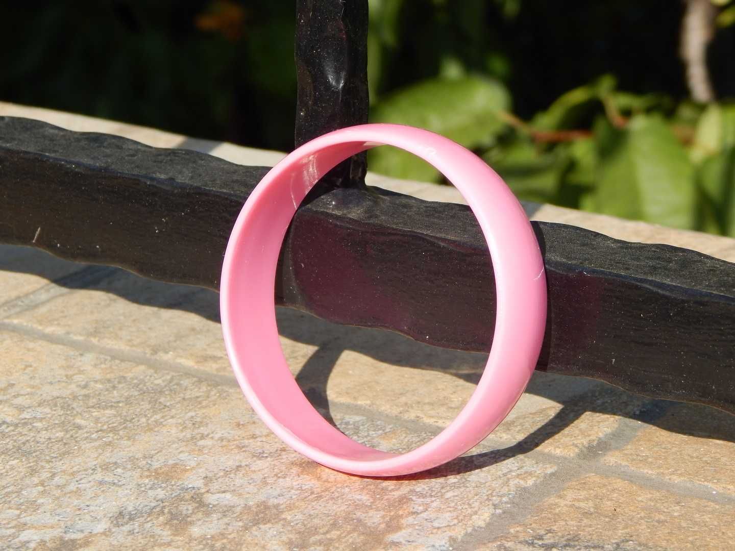 Bratara plastic dur roz ciclam 6.7 cm diametru