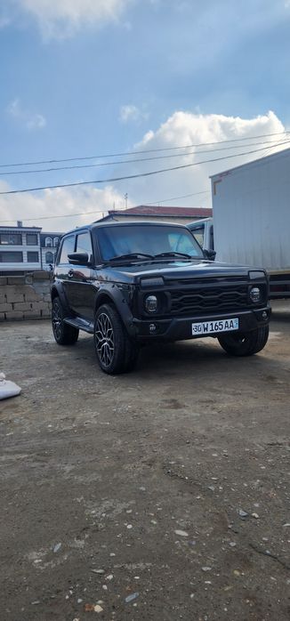 NIVA mers salon qilingan yoʻltanlamas aftomobili sotiladi