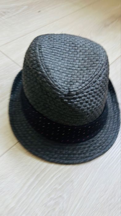 Pălărie Neagră cu Bandă cu Buline Colorate