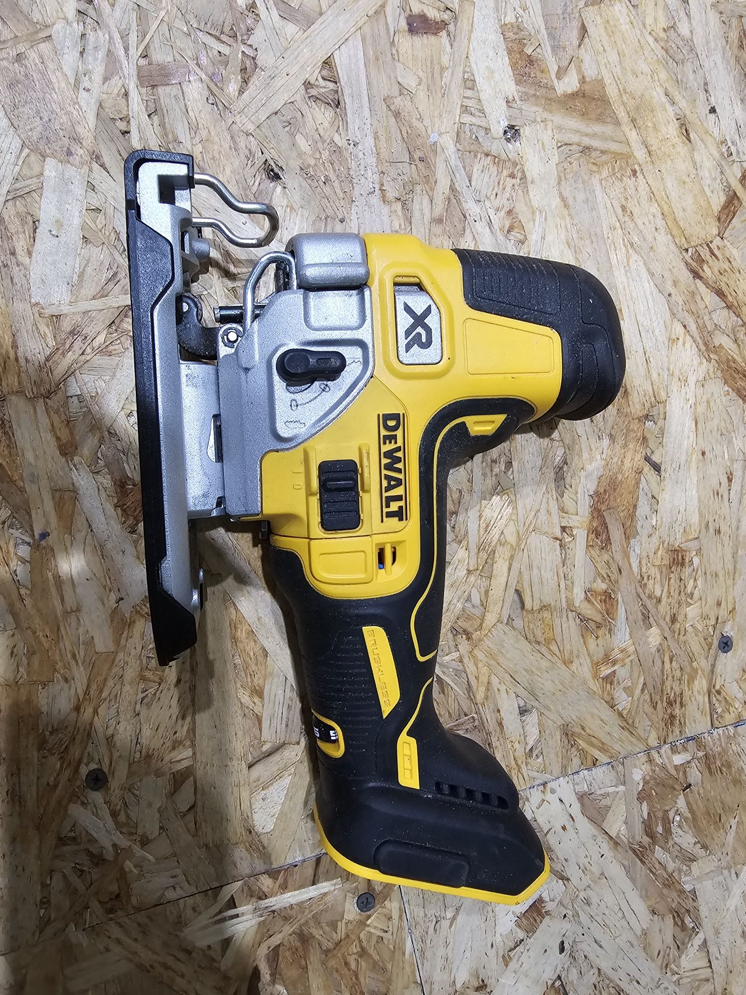 Продам лобзик Dewalt  DCS 335