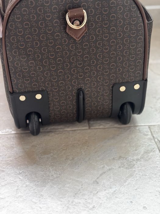 Ръчен куфар/сак с колелца Guess