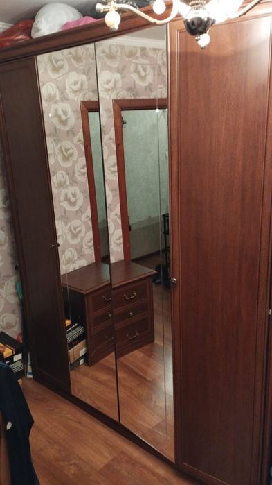 Продам шифонер и тумбу.