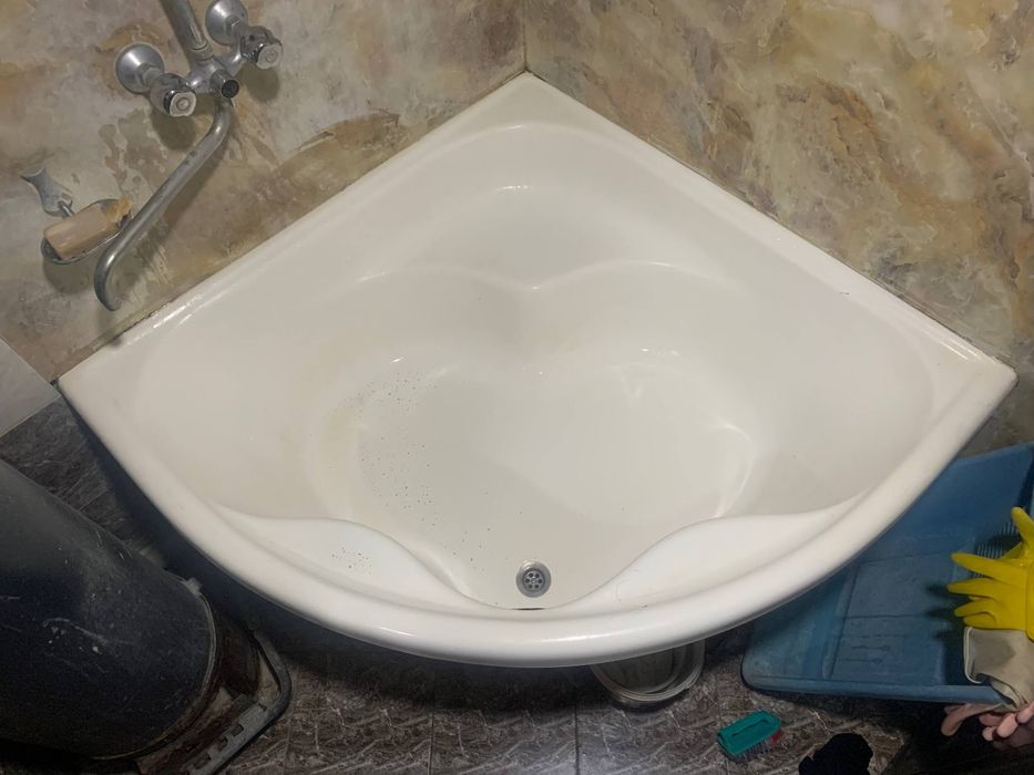 Продам угловую ванну