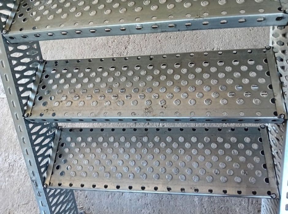 Vând scarii metalice zincate exterioare și pentru incendii , platforme