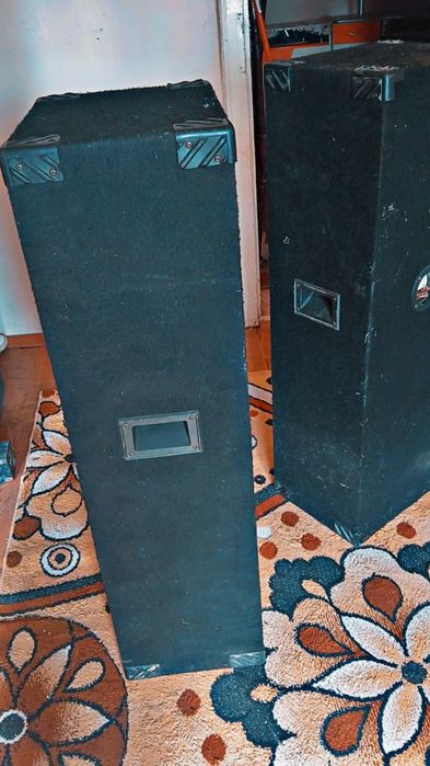 Vând 2 boxe și un mixer pasiv