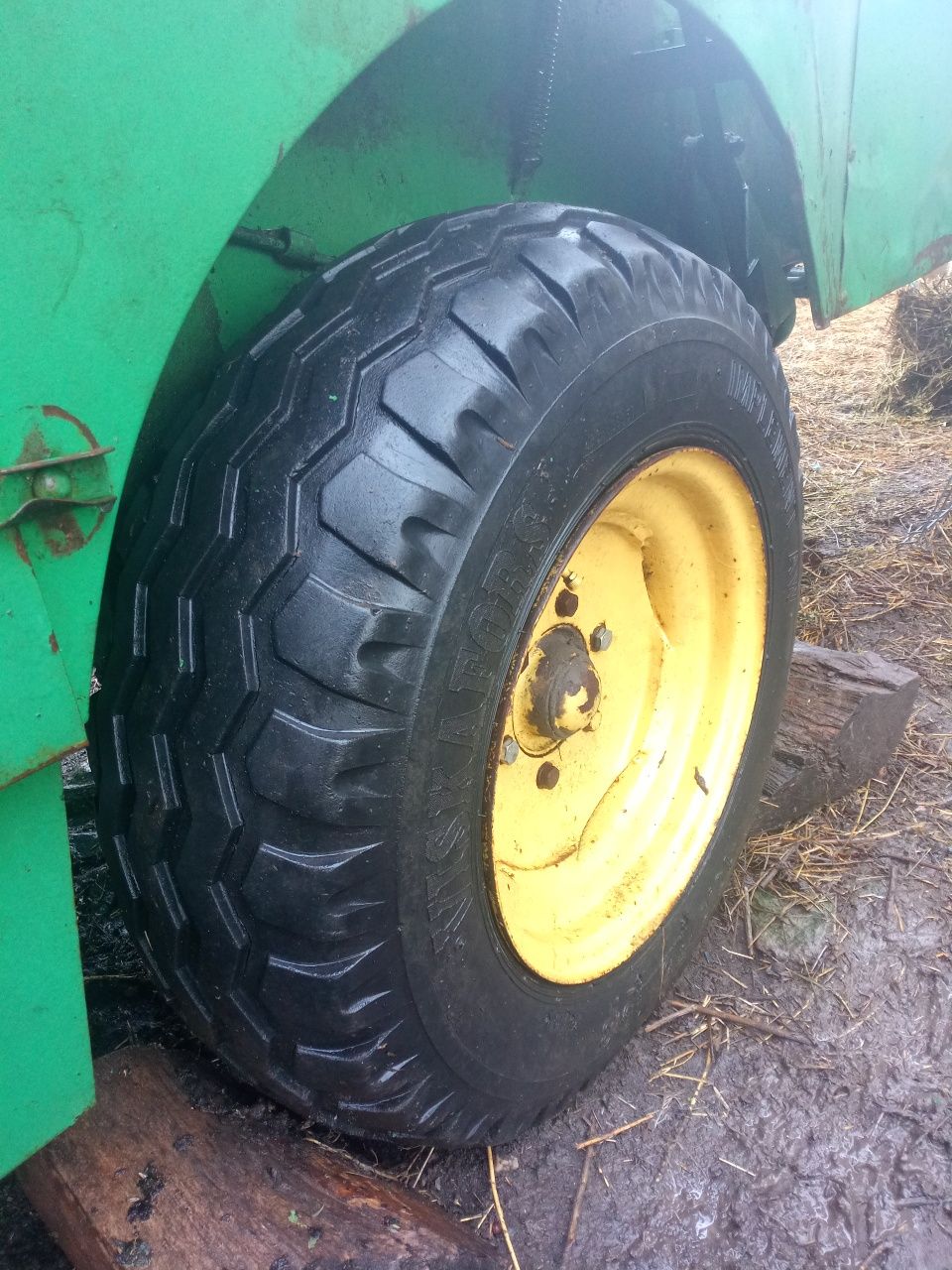 Presa balotat John Deere 342+remorca cu incarcare (optional)