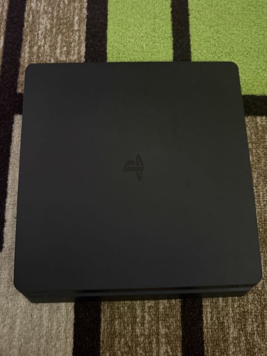 Продавам Playstation 4 slim 1TB с два контролера и 4 игри
