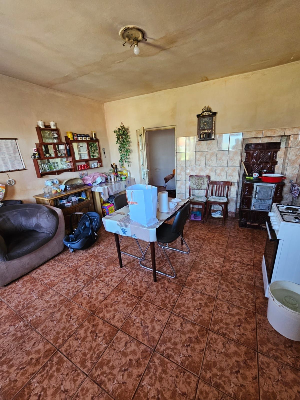 Vând casă 4 camere Pestisu Mare, 140mp casa + teren 800 mp
Izolată +