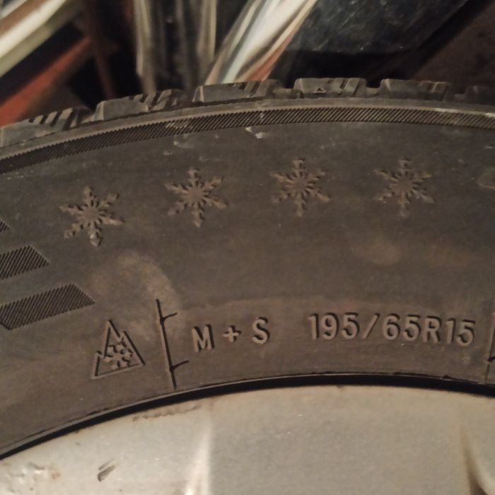 Vând cauciucuri cu jante originale Audi.Negociabil.