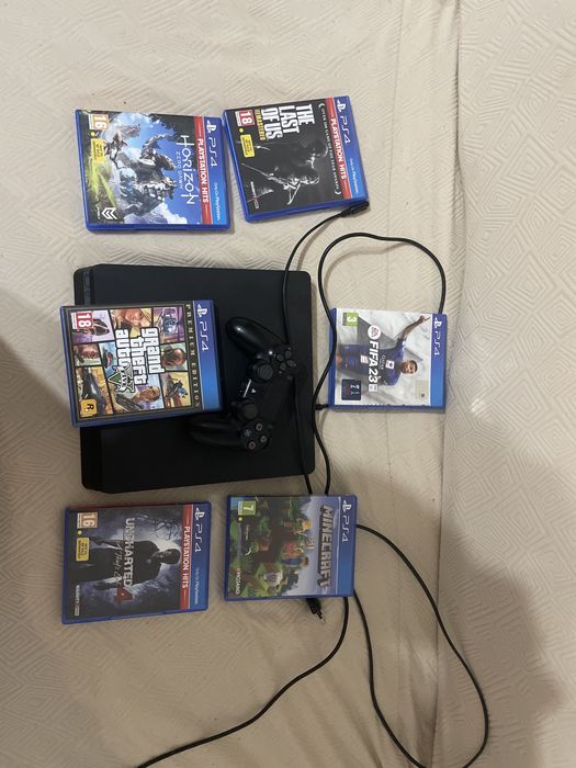 Consola Playstation 4 cu un controller la pachet cu 6 jocuri