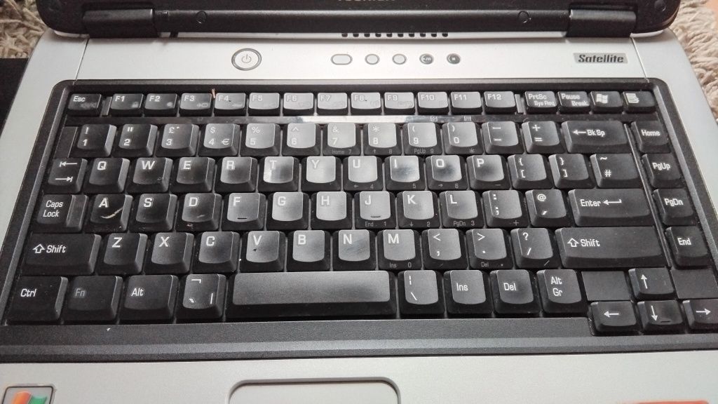 Лаптоп тишиба satellite A60-106, windows xp, wifi, pentium 4, 3,06 GHz