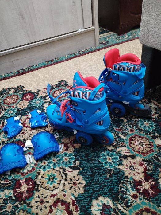 ПРОДАЮ куртку 10-11 и ролики