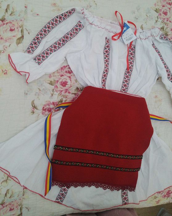 Costum tradițional pentru fete