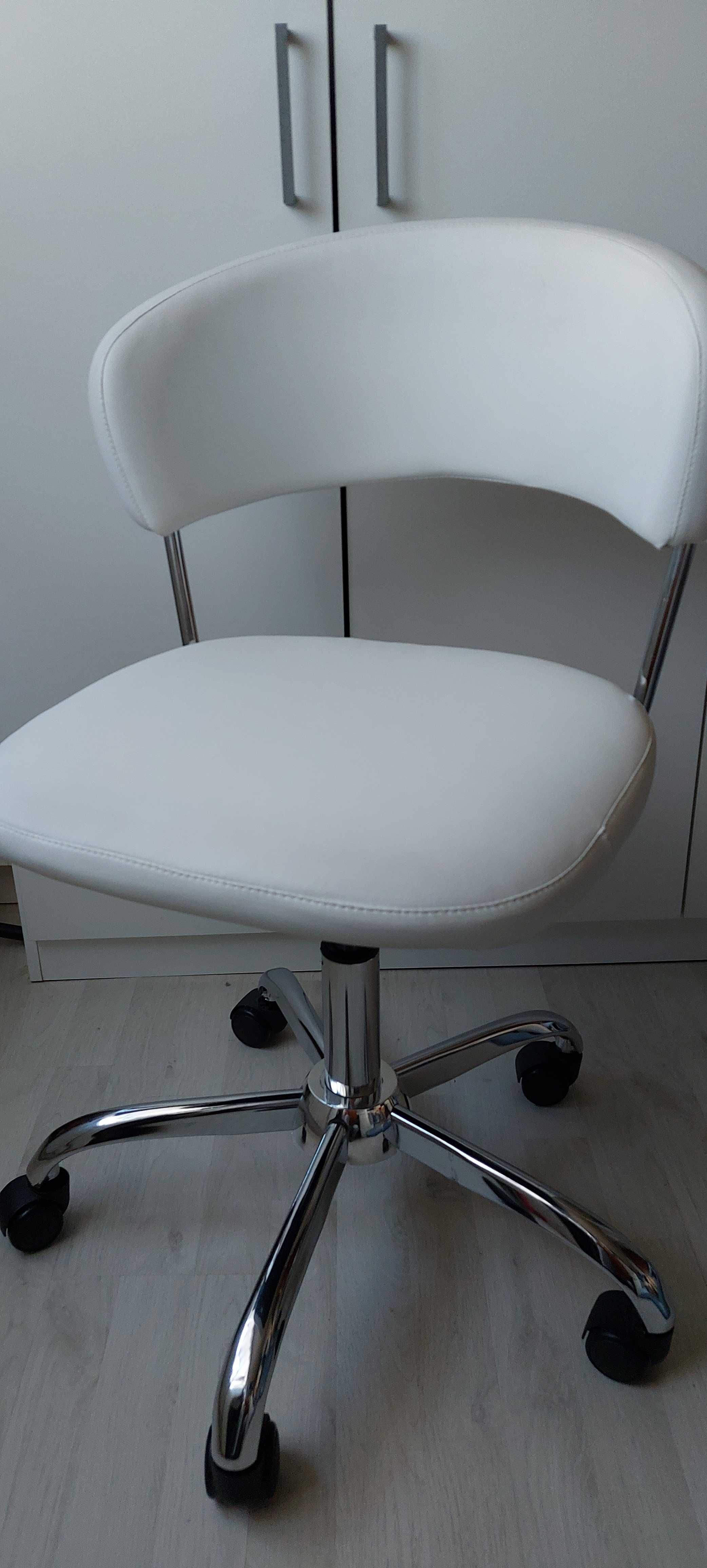 Scaun alb, rotativ, pentru birou