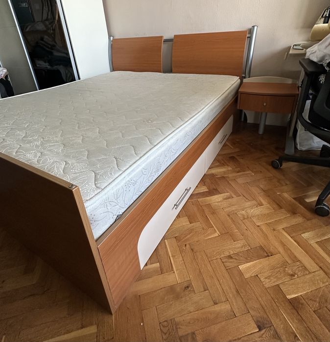 легло с матрак и две нощни шкафчета.