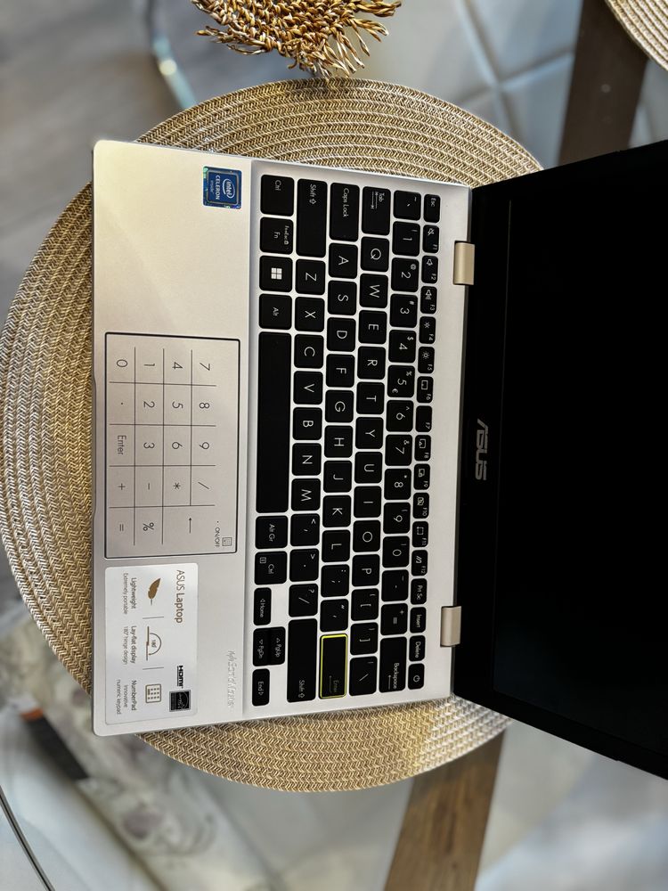 Vand laptop asus e210m in stare perfecta