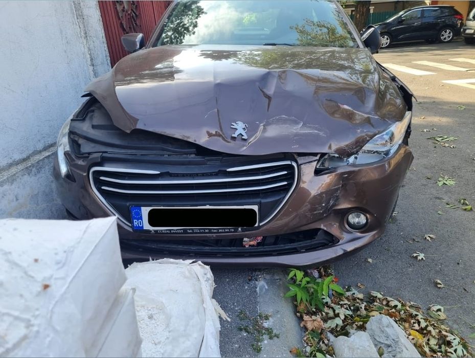 Vând autoturism avariat