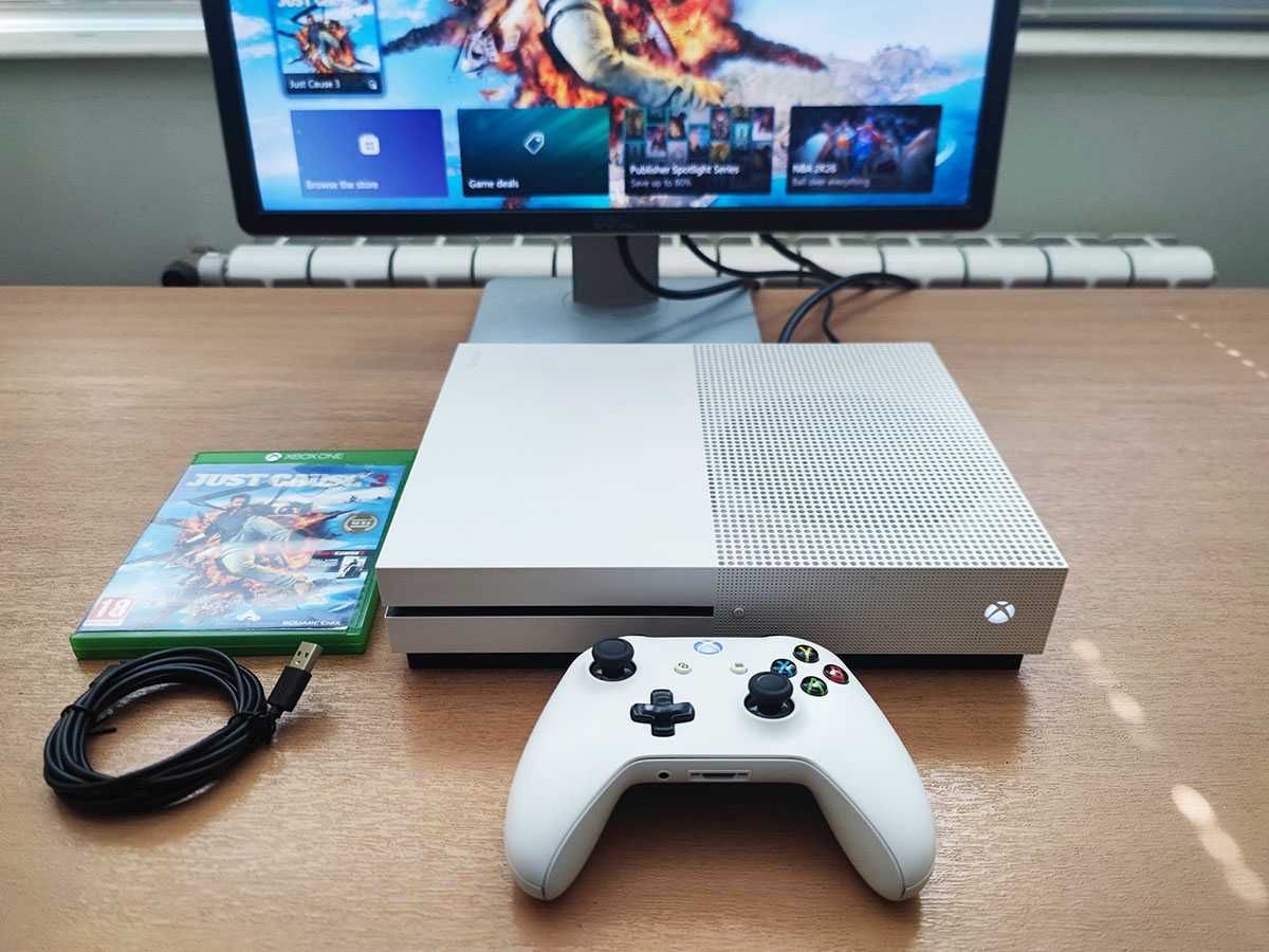 Xbox One S с джойстик, кабели и подарък игра